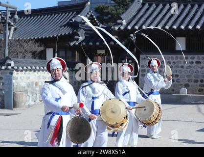 Seoul, Corea del Sud. 22 dicembre 2023. I ballerini si esibiscono durante le celebrazioni del solstizio d'inverno al Namsangol Hanok Village di Seoul, Corea del Sud, il 22 dicembre 2023. Crediti: Yao Qilin/Xinhua/Alamy Live News Foto Stock