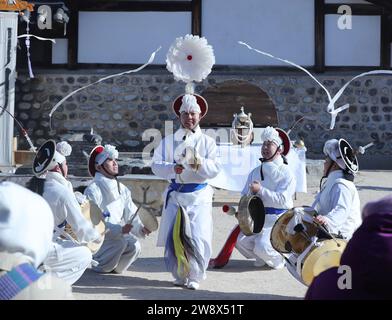 Seoul, Corea del Sud. 22 dicembre 2023. I ballerini si esibiscono durante le celebrazioni del solstizio d'inverno al Namsangol Hanok Village di Seoul, Corea del Sud, il 22 dicembre 2023. Crediti: Yao Qilin/Xinhua/Alamy Live News Foto Stock