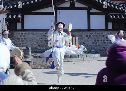 Seoul, Corea del Sud. 22 dicembre 2023. I ballerini si esibiscono durante le celebrazioni del solstizio d'inverno al Namsangol Hanok Village di Seoul, Corea del Sud, il 22 dicembre 2023. Crediti: Yao Qilin/Xinhua/Alamy Live News Foto Stock