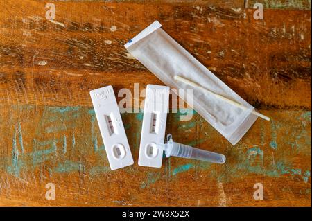 Kit di test per il rilevamento di un'infezione da corona con due risultati positivi. Foto Stock