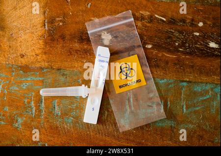 Kit di analisi per il rilevamento di un'infezione da corona con risultato negativo. Foto Stock