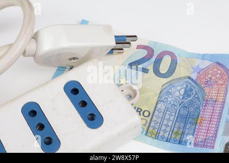 Banconote in euro con estremità a presa multipla. Concetto di aumento del prezzo dell'elettricità. Foto Stock