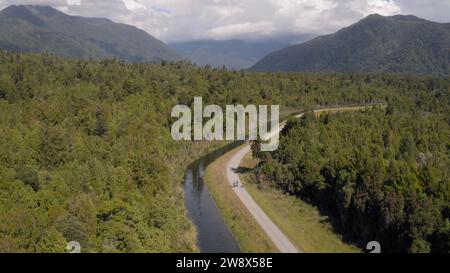 Percorso panoramico in mountain bike nelle Alpi mozzafiato, dove le meraviglie della natura si sviluppano in tutto il loro splendore Foto Stock