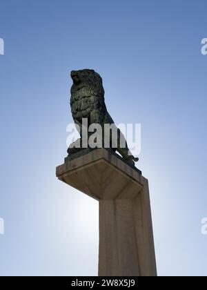 Statue di leoni disegnate da Francisco Rallo Lahoz nel Ponte di pietra di Saragozza, Spagna Foto Stock