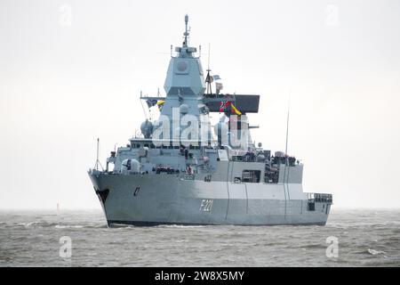 Wilhelmshaven, Germania. 22 dicembre 2023. La fregata "Hessen" entra nel porto alla base navale con forti venti. Con circa 230 militari e donne a bordo, la fregata tornò al suo porto di origine poco prima di Natale. Negli ultimi cinque mesi, la nave ha partecipato a tre grandi manovre e a molte esercitazioni nel Mare del Nord, nel Mar Baltico e nell'Atlantico settentrionale. Credito: Hauke-Christian Dittrich/dpa/Alamy Live News Foto Stock