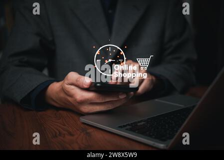 servizio di shopping on-line disponibile 24 ore su 24, 7 giorni su 7. mano d'affari con simbolo virtuale 24/7, insieme a un orologio in tutto il mondo. 24 ore su 24 Foto Stock