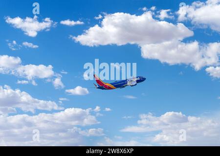 Ontario, CA, USA - 30 novembre 2023: Un aereo della Southwest Airlines in volo dall'aeroporto di Ontario nella California meridionale. Foto Stock