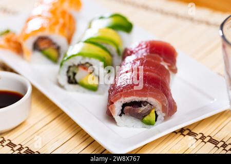 Set di involtini di urumaki con salmone, tonno, avocado e granchio Foto Stock
