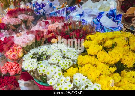 Molti mazzi composizioni di fiori di varie tonalità di giallo rosso rosa e bianco dei fiori di garofano di crisantemo Foto Stock
