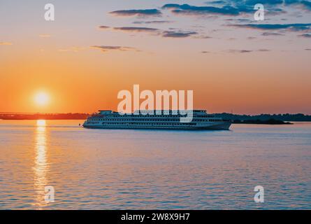 Crociera sul fiume. Nave da crociera al tramonto. Romantico tramonto sui fiumi Volga e Oka. Strelka a Nizhny Novgorod. Foto Stock