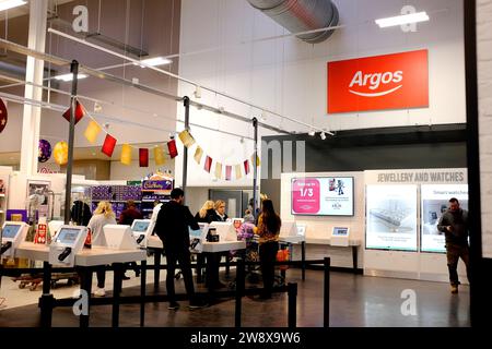 argos discount warehouse all'interno del supermercato sainsburys, herne bay, east kent, regno unito, dicembre 2023 Foto Stock