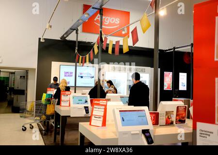 argos discount warehouse all'interno del supermercato sainsburys, herne bay, east kent, regno unito, dicembre 2023 Foto Stock
