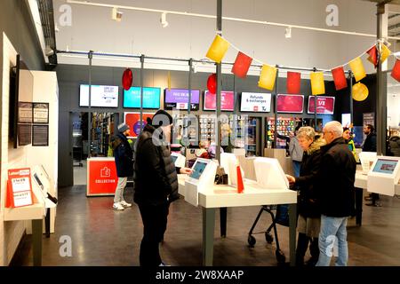 argos discount warehouse all'interno del supermercato sainsburys, herne bay town, east kent, regno unito, dicembre 2023 Foto Stock