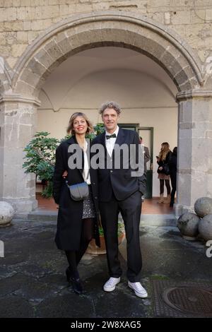 Napoli, la cerimonia civile di Alessandro Cecchi Paone e Simone Antolini, il matrimonio officiato dal sindaco di Napoli Gaetano Manfredi, come testimoni, ci sono l'ex moglie della giornalista e presentatrice televisiva, Cristina Navarro, e Ilenia Antolini, cugina dello sposo, mentre la figlia di 5 anni di Antolini, Melissa, portava le fedi nuziali. Tra i primi ospiti ad arrivare Elenoire Ferruzzi, ex concorrente del grande fratello VIP, con le sue unghie da 20 cm, le sorelle Pompadour, vestite identicamente in abiti neri, calze a rete, piume e paliettes, in pantaloni beige, con bla Foto Stock