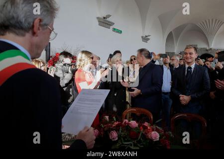 Napoli, la cerimonia civile di Alessandro Cecchi Paone e Simone Antolini, il matrimonio officiato dal sindaco di Napoli Gaetano Manfredi, come testimoni, ci sono l'ex moglie della giornalista e presentatrice televisiva, Cristina Navarro, e Ilenia Antolini, cugina dello sposo, mentre la figlia di 5 anni di Antolini, Melissa, portava le fedi nuziali. Tra i primi ospiti ad arrivare Elenoire Ferruzzi, ex concorrente del grande fratello VIP, con le sue unghie da 20 cm, le sorelle Pompadour, vestite identicamente in abiti neri, calze a rete, piume e paliettes, in pantaloni beige, con bla Foto Stock