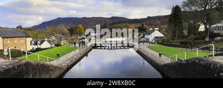 Vista autunnale sulle chiuse del canale, Fort Augustus, Highlands della Scozia Foto Stock