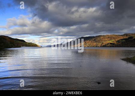 Vista autunnale su Loch Ness, Fort Augustus, Highlands scozzesi Foto Stock