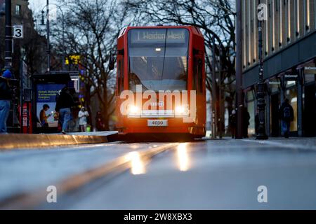 Eine KVB-Bahn der Linie 1 im Kölner Nahverkehr unterwegs zur Endstation Weiden West. Themenbild, Symbolbild Köln, 21.12.2023 NRW Deutschland **** Un treno KVB linea 1 sul sistema di trasporto locale di Colognes sulla strada per il capolinea di Weiden West immagine a tema, immagine simbolica Colonia, 21 12 2023 NRW Germania Copyright: XChristophxHardtx Foto Stock