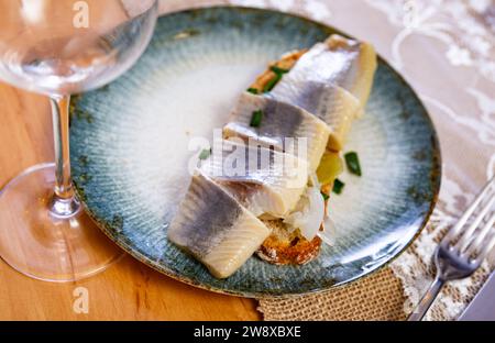 Sandwich con filetti di aringhe sottaceto a fette e cipolle marinate Foto Stock