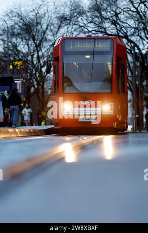 Eine KVB-Bahn der Linie 1 im Kölner Nahverkehr unterwegs zur Endstation Weiden West. Themenbild, Symbolbild Köln, 21.12.2023 NRW Deutschland **** Un treno KVB linea 1 sul sistema di trasporto locale di Colognes sulla strada per il capolinea di Weiden West immagine a tema, immagine simbolica Colonia, 21 12 2023 NRW Germania Copyright: XChristophxHardtx Foto Stock