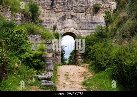 Porta Rosa, un esempio unico di arco greco del IV secolo, nel sito archeologico di Elea-Velia. Foto Stock