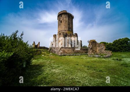 La torre Torre Angioina nel sito archeologico di Elea-Velia. Foto Stock