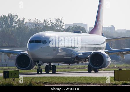 Primo piano del Boeing 737 MAX 9 di Turkish Airlines mentre rullava sulla pista per il decollo da Leopoli per un volo per Istanbul, Turchia Foto Stock
