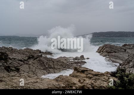 Onde che si infrangono durante la tempesta su una costa rocciosa. Foto di alta qualità. Clima eventi naturali tempo Foto Stock