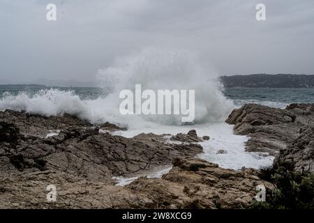 Onde che si infrangono durante la tempesta su una costa rocciosa. Foto di alta qualità. Clima eventi naturali tempo Foto Stock