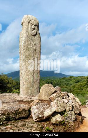 Primo piano di un menhir con un volto umano scolpito nel sito megalitico di Filitosai, Corsica meridionale, Francia Foto Stock