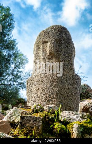 Primo piano di un menhir con un volto umano scolpito nel sito megalitico di Filitosai, Corsica meridionale, Francia Foto Stock