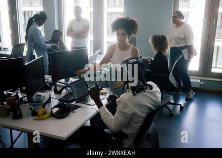 Imprenditori multirazziali maschili e femminili che lavorano insieme in un ufficio di coworking Foto Stock