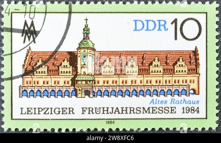 Francobollo cancellato stampato dalla Repubblica Democratica tedesca, che mostra il vecchio municipio, la fiera di primavera di Lipsia 1984, circa 1984. Foto Stock
