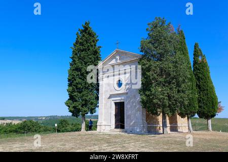 Serata sole sul campo di grano e Cappella di Vitaleta nei pressi di San Quirico d'Orcia, Toscana Italia Foto Stock