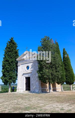 Serata sole sul campo di grano e Cappella di Vitaleta nei pressi di San Quirico d'Orcia, Toscana Italia Foto Stock