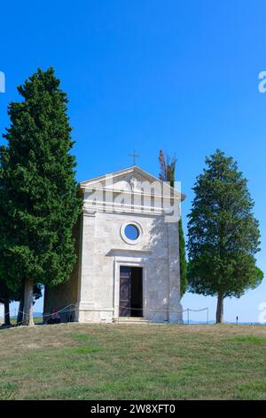 Serata sole sul campo di grano e Cappella di Vitaleta nei pressi di San Quirico d'Orcia, Toscana Italia Foto Stock