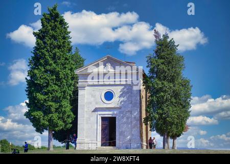 Serata sole sul campo di grano e Cappella di Vitaleta nei pressi di San Quirico d'Orcia, Toscana Italia Foto Stock