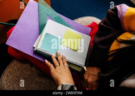 Vista dall'alto di una donna d'affari seduta con i libri in ufficio Foto Stock