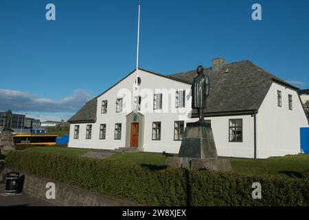 L'ufficio del primo Ministro a Reykjavik, Islanda, con le statue di Hannes Hafstein e re Cristiano IX davanti all'ingresso. Foto Stock