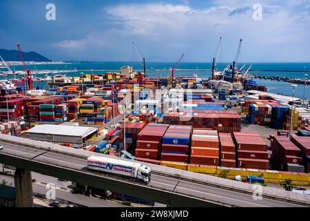 Vista aerea del porto container di Salerno con container, gru e camion. Foto Stock