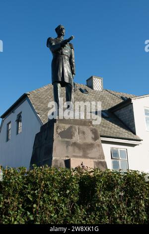 La statua di bronzo del re Cristiano IX di fronte all'ufficio del primo ministro a Reykjavik, Islanda; creata da Einar Jónsson. Foto Stock