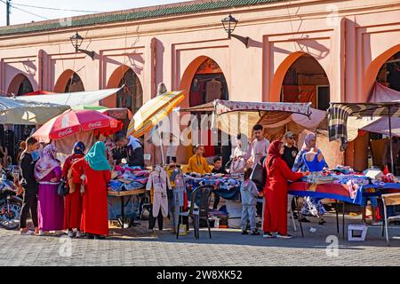 Donne musulmane che indossano djellabas e hijab che acquistano vestiti al mercato nella città beni Mellal, regione di Béni Mellal-Khénifra, Marocco Foto Stock