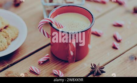 Tazza rossa con cacao, biscotti e caramello di natale e bevande di stagione Foto Stock