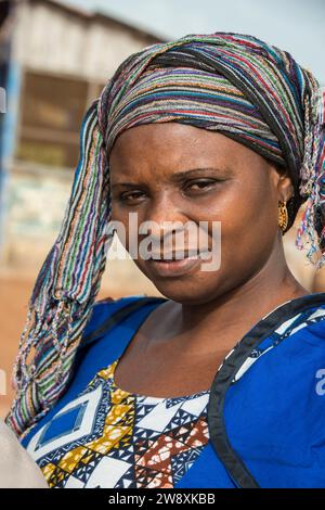 Ritratto di donna con sciarpa in Gambia Foto Stock