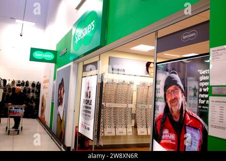 specsavers opticians shop all'interno del supermercato sainsburys, herne bay town, east kent, uk dicembre 2023 Foto Stock