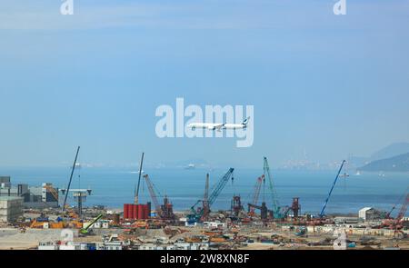 La flotta Cathay Pacific Airlines Boing 777-200, cantiere low pass presso l'aeroporto internazionale di Hong Kong. Foto Stock
