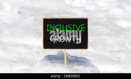 Simbolo di crescita inclusiva. Parole concettuali crescita inclusiva su una bellissima lavagna a gesso nero. Bellissimo sfondo bianco di neve. Business inclusive Growt Foto Stock