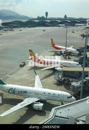 Vista dell'aeroporto internazionale di Hong Kong, parcheggio aereo al gate passeggeri per servire i passeggeri durante il viaggio. Foto Stock