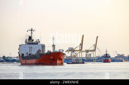 Transatlantico, nave cargo, Thanker che va al porto nella zona del golfo tailandese vicino alla provincia di samutprakarn, Thailandia. Foto Stock