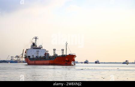 Transatlantico, nave cargo, Thanker che va al porto nella zona del golfo tailandese vicino alla provincia di samutprakarn, Thailandia. Foto Stock